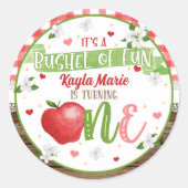 アップルファースト誕生日ステッカー – ブッシェルおもしろい ラウンドシール (正面)