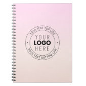 アップロードしたロゴ | 編集可能な円形テキスト ノートブック (正面)