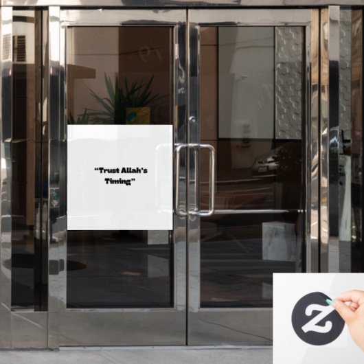 アッラーのタイミングを信頼する – イスラームミニマルステッカー ウィンドウサイン (オフィスドア)