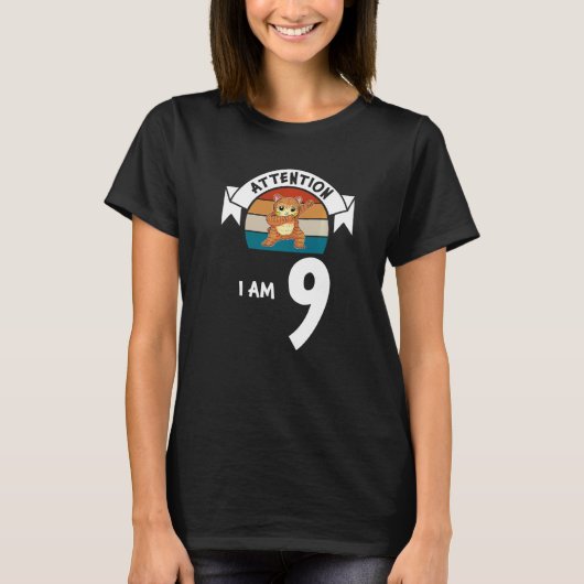 アテンションI am 9 cat 9th誕生日ボーイ誕生日 Tシャツ (正面)