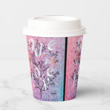 アディエラ・アコーがデザインした紙カップを愛する歌