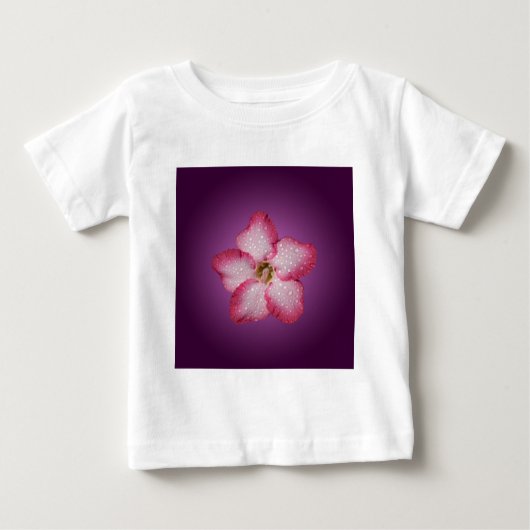 アデニムピンクの花フローラグラジエントバイオレット ベビーTシャツ (正面)