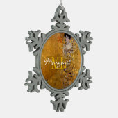 アデル、金ゴールドのレディby Gustavクリムトモノグラムの、 スノーフレークピューターオーナメント (左)