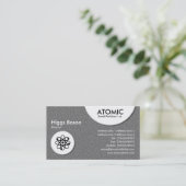アトミック円 – ミッドグレーエンボステクスチャ 名刺 (スタンド正面)