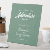 アドベンチャーがグリーンウェルカムベビーシャワーを待つ 台座サイン (インサイチュ)