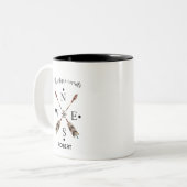 アドベンチャーがタイポグラフィトライバルアローズコンパスを待つ ツートーンマグカップ (正面左)