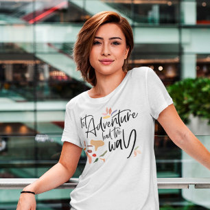 アドベンチャーが励ましの言葉の道をリードする引用文 Tシャツ