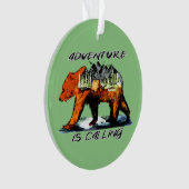 アドベンチャーが呼び出している – ベアーキャンピングウッズ山 オーナメント (正面)