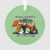 アドベンチャーが呼び出している – ベアーキャンピングウッズ山 オーナメント (裏面)