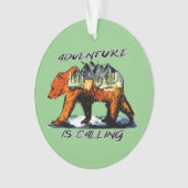 アドベンチャーが呼び出している – ベアーキャンピングウッズ山 オーナメント (正面)