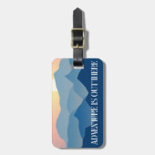 アドベンチャーが夕日と山のラベル ラゲッジタグ (正面縦)