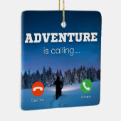 アドベンチャーが携帯電話の画面の冬のシーンを呼び出す セラミックオーナメント (右)