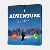 アドベンチャーが携帯電話の画面の冬のシーンを呼び出す セラミックオーナメント (左)