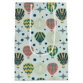 アドベンチャーが熱気球ブルーベビーシャワーを待つ ミディアムペーパーバッグ (裏面)