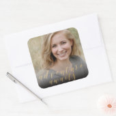 アドベンチャーは卒業写真のシールを待っている スクエアシール (封筒)