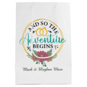 アドベンチャーは結婚ワードアートのカスタマイズを開始 ミディアムペーパーバッグ (裏面)