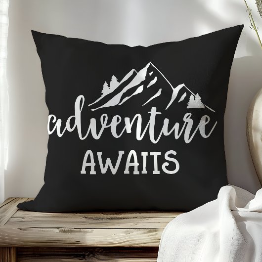 アドベンチャーアウェイズウィルダネス引用文白黒 クッション