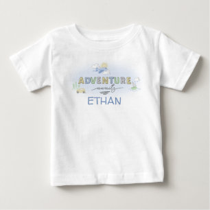 アドベンチャーアウェイツトラベルカー飛行機ボートのパーソナライズ ベビーTシャツ