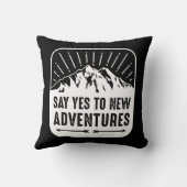 アドベンチャーアウェイツヴィンテージ白黒引用文 クッション (裏面)