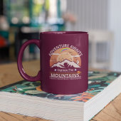 "アドベンチャーアウェイツ – 山々を探索"デザイン ツートーンマグカップ