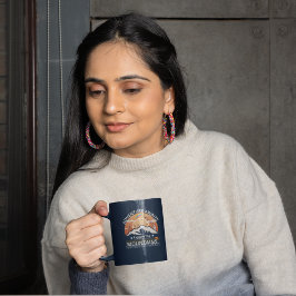 "アドベンチャーアウェイツ – 山々を探索"デザイン ツートーンマグカップ