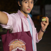 "アドベンチャーアウェイツ – 山々を探索"デザイン トートバッグ