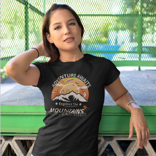 "アドベンチャーアウェイツ – 山々を探索"デザイン Tシャツ