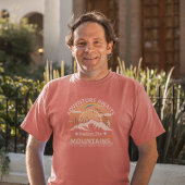 "アドベンチャーアウェイツ – 山々を探索"デザイン Tシャツ