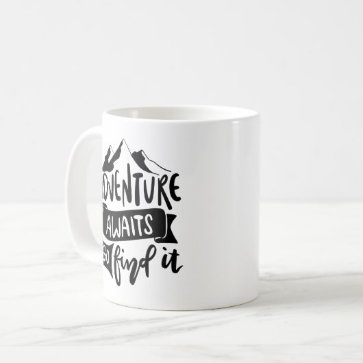 アドベンチャーアワイツゴーファインドイ感動的引用文  コーヒーマグカップ (正面左)