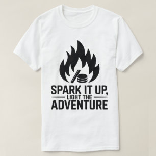 アドベンチャーキャンプファイヤーファイアーウッドフレームアウトドアグラフィック Tシャツ