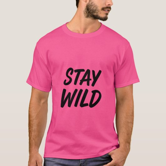 アドベンチャーコール – Stay Wild Tシャツ (正面)