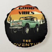 アドベンチャーポスターの背景でGODD VIBES ラウンドクッション (裏面)