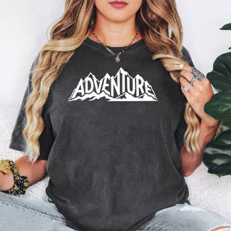 アドベンチャーマウンテンテキストグラフィック Tシャツ
