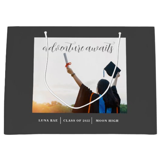 アドベンチャーワアウェイツ卒業抱き枕 ラージペーパーバッグ (正面)