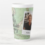 アドベンチャーヴィンテージスタイリッシュマップ写真の卒業式 カフェラテマグ (正面)