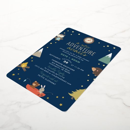 アドベンチャー待ちウッドランドボーイネイビーベイビーシャワー 箔招待状 (回転した状態)