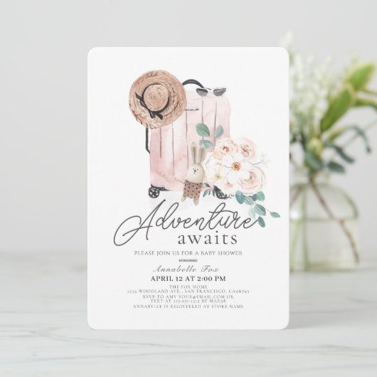 アドベンチャー待ちピンクスーツケースガールベビーシャワー 招待状 (スタンド正面)
