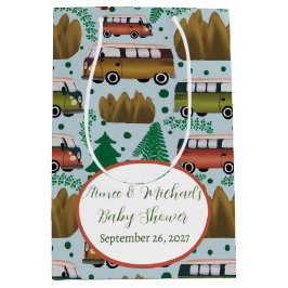 アドベンチャー待ち：キャンパー男の赤ちゃんシャワー ミディアムペーパーバッグ