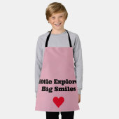 アドベンチャー待ち：ベビー「リトルエクスプローラー」 エプロン (着用した状態)