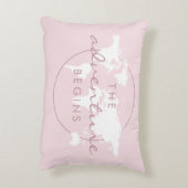 アドベンチャー開始トラベルテーマピンク アクセントクッション (裏面(縦))