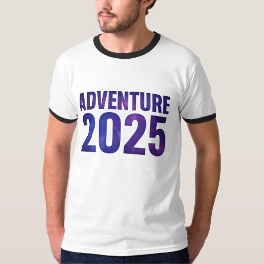 アドベンチャー2025銀河系タイポグラフィデザイン Tシャツ (正面)