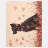 アナトリアンシェパードとバラ – バレンタインデー フリースブランケット (正面)