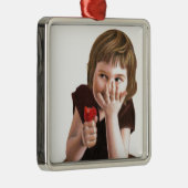 アナTirolese著女の子らしいくすくす笑い メタルオーナメント (右)