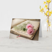 アニバーサリーピンクのバラが古いスクラップブックに カード (黄色い花)