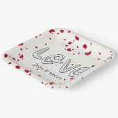 アニバーサリーラブ文字とバラ花びら ペーパープレート (傾斜あり)