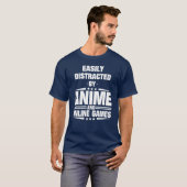 アニメとオンラインゲームに惑わされやすい面白いデザイン Tシャツ (正面フル)