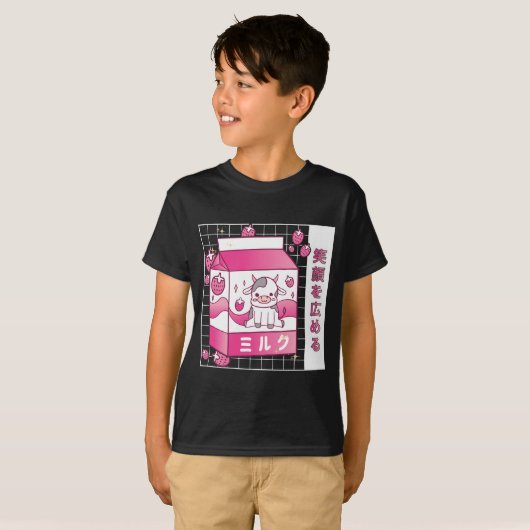 アニメ日本のストロベリーミルクカートンかわいい牛 Tシャツ (正面フル)