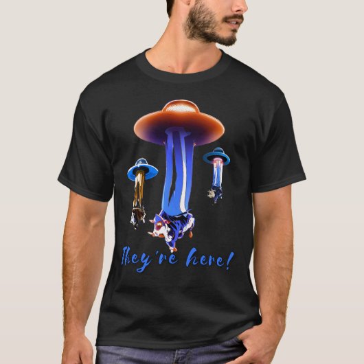 アニメ牛の宇宙エイリアン侵略 Tシャツ (正面)