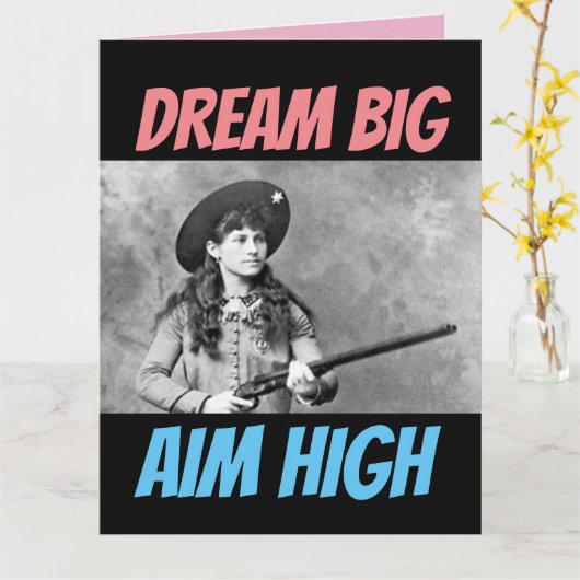 アニー・オークリーが銃を狙う誕生日グリーティングカード カード (黄色い花)