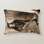 アニー・オークリー 銃を持って ヴィンテージ写真肖像 アクセントクッション (正面)